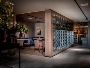 een restaurant met een wijnkelder met tafels en stoelen bij Grenshotel de Jonckheer in Ossendrecht