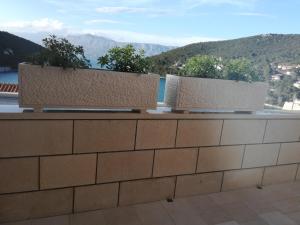 a couple of benches sitting on top of a wall at Apartman Ružica in Pučišća
