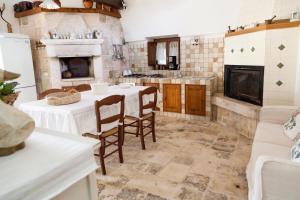 A kitchen or kitchenette at Masseria Lacatena