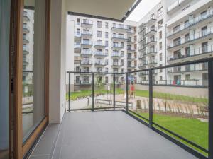 balcone con vista su un edificio di Harmony Haven Apartament a Danzica