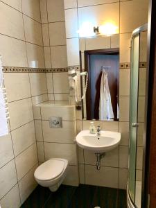 łazienka z toaletą i umywalką w obiekcie Nocowanie Restauracja Wenecka w mieście Kłobuck