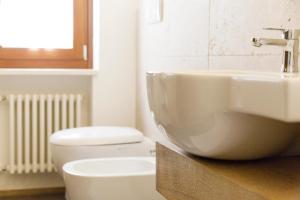 A bathroom at Masseria Lacatena