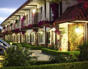 une rangée de maisons fleuries sur les balcons dans l'établissement Laguna Hills Lodge-Irvine Spectrum, à Laguna Hills