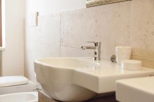 A bathroom at Masseria Lacatena