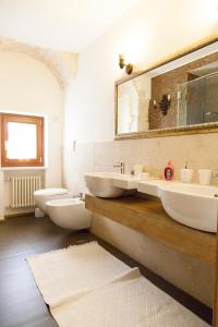 A bathroom at Masseria Lacatena