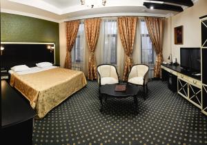 クラスノダールにあるTroy Hotelのベッドとテレビが備わるホテルルームです。