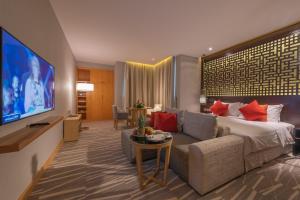 TV a/nebo společenská místnost v ubytování Ramada Hotel & Suites by Wyndham Al Qassim