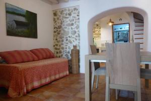 uma sala de estar com um sofá e uma mesa em Casa de los Joses em Alicante