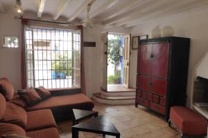 uma sala de estar com um sofá e uma cómoda em Casa de los Joses em Alicante