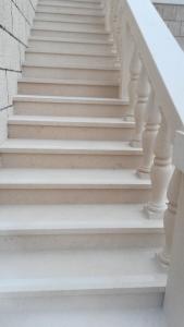 a stairway with white stairs and a white railing at Apartman Ružica in Pučišća