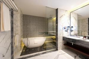 Koupelna v ubytování Ramada Hotel & Suites by Wyndham Al Qassim