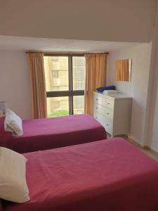 Habitación de hotel con 2 camas y ventana en Skol 837B by Completely Marbella, en Marbella