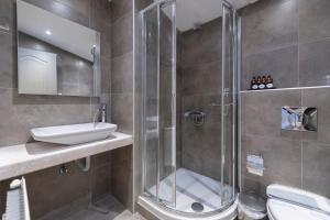 Koupelna v ubytování Parnassos Delphi Hotel