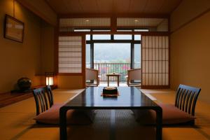 - une salle à manger avec une table et deux chaises dans l'établissement Nanaeyae, à Nikkō