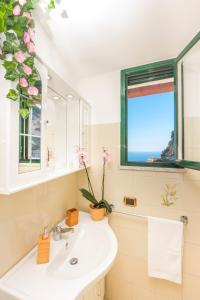 y baño con lavabo y espejo. en Villa Mare, en Amalfi