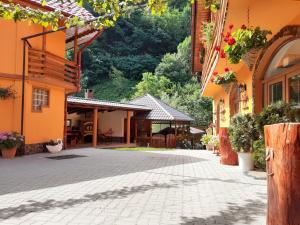 a cobblestone street in a courtyard between two buildings at Pension Calborean in Tălmăcel