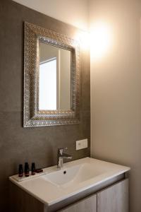 a bathroom with a sink and a mirror at De Kaai in Halle