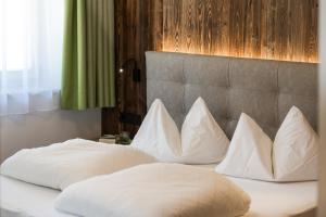 Postel nebo postele na pokoji v ubytování Hotel & Residence Rebhof