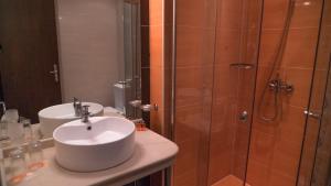 A bathroom at Bendita Mare Aparthotel