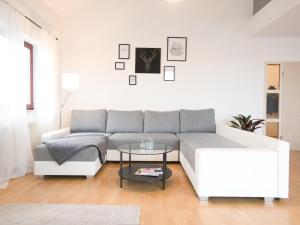 ein Wohnzimmer mit einem Sofa und einem Tisch in der Unterkunft - NEU - LUXUS Frankfurt Flat in Obertshausen