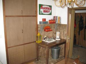 Zimmer mit Holztür und Waschbecken in der Unterkunft Moselhaus Tante Emma in Pünderich