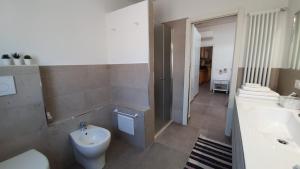 un bagno con un water e un lavandino di Dal Mazareta a Forlimpopoli