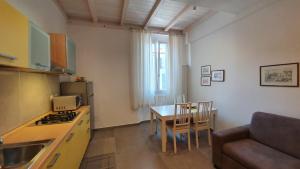 una cucina e una sala da pranzo con un tavolo e un divano di Dal Mazareta a Forlimpopoli Altre 12 foto