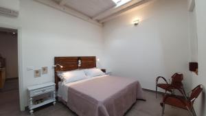 una camera da letto con un letto e due sedie di Dal Mazareta a Forlimpopoli