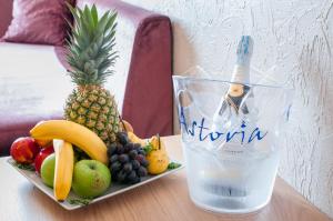 einen Obstteller und eine Flasche Wasser auf dem Tisch in der Unterkunft Hotel Astoria in Budva