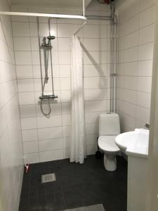 Koupelna v ubytování Pensionat Haga Öland + 37 fotografií