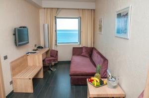 Televisyen dan/atau pusat hiburan di Hotel Astoria