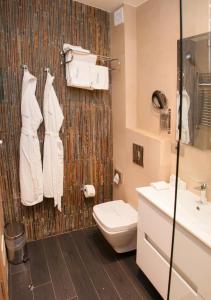 ein Bad mit einem WC und einem Waschbecken in der Unterkunft Hotel Astoria in Budva