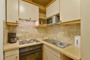 A kitchen or kitchenette at Ferienwohnungen Johanna