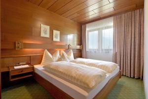 A bed or beds in a room at Ferienwohnungen Johanna