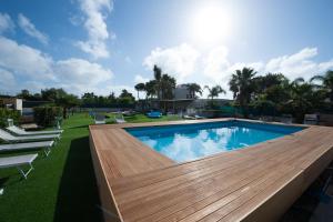 The swimming pool at or close to Relais Lo Stagnone