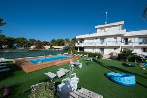 The swimming pool at or close to Relais Lo Stagnone