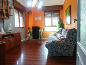 una sala de estar con un sofá y una mesa en El Balcón de Luán, en Suances