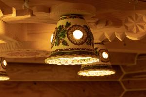 una lámpara de araña colgando del techo en un restaurante en Knyazhyj Dvir en Yaremche
