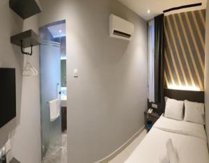 a hotel room with a bed and a window at Suite Dreamz Hotel Banting in Banting