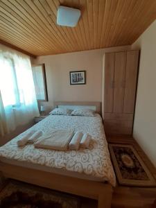 Ένα ή περισσότερα κρεβάτια σε δωμάτιο στο Apartman Damjanovic