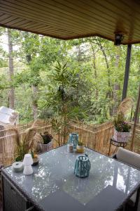 - une table sur une terrasse couverte avec une table dans l'établissement CHALET MAAIKE, à Durbuy