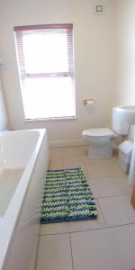 Bathroom sa Bassett House with 3 bedrooms, fast Wi-Fi and off road parking