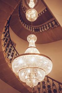 un grande lampadario pendente appeso al soffitto di un edificio di The Bonerowski Palace a Cracovia