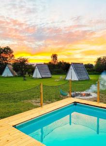 Bazen u ili blizu objekta GreenValleyGlamping