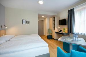 A bed or beds in a room at JUFA Hotel Eisenerzer Ramsau