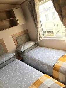 塔特舍尔Lakes Breaks - 6 Meadows的一间带窗户的小房间里有两张床 更多8张照片