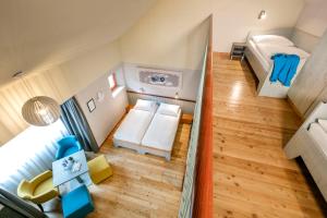 A seating area at JUFA Hotel Eisenerzer Ramsau