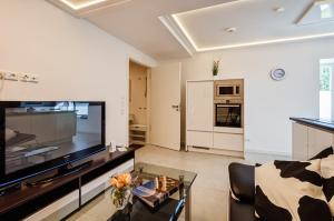 uma sala de estar com uma grande televisão de ecrã plano em FeWo Prora - Abendrot em Binz