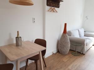- un salon avec une table et un canapé dans l'établissement Picco Bello, à Zandvoort
