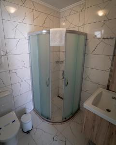 y baño con ducha, aseo y lavamanos. en Green Boutique Selimiye, en Selimiye